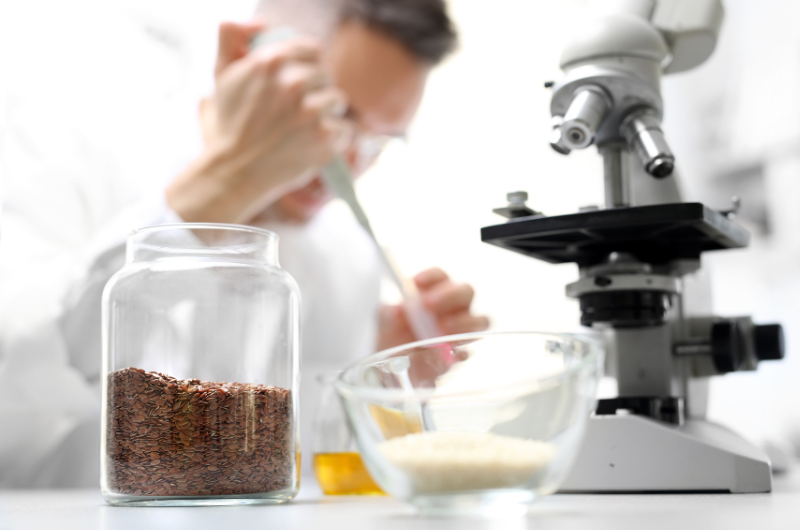 Image d'un chercheur effectuant des tests laboratoires. 