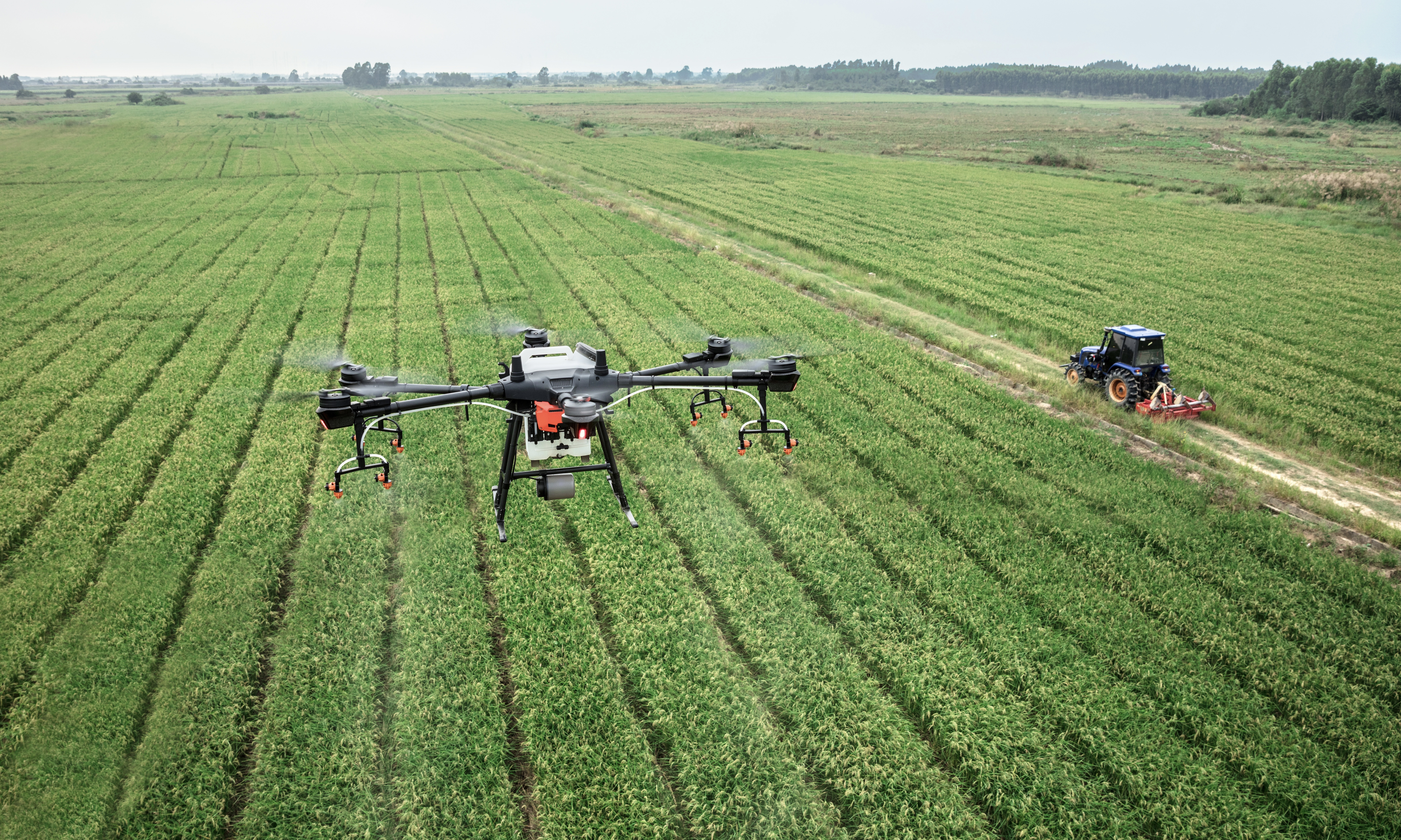 Image d'un drone survolant un champs agricole.
