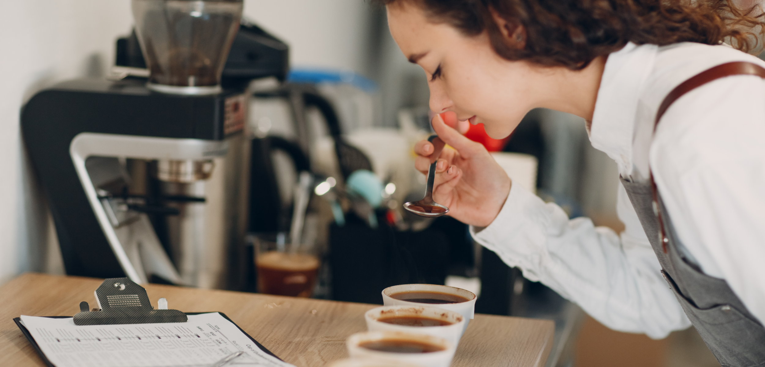 Femme goûtant diverses variétés de café. 
