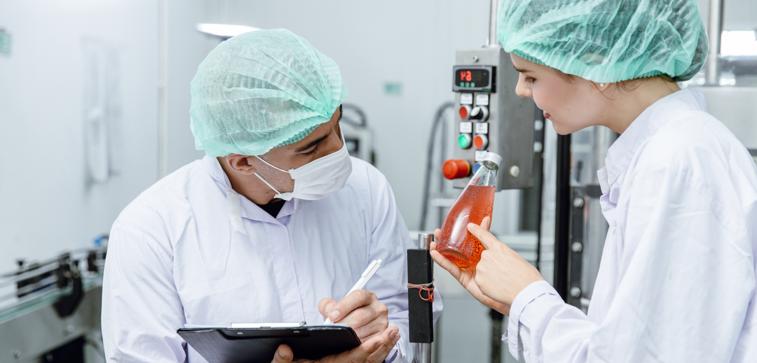 Photo de deux chercheurs en laboratoire