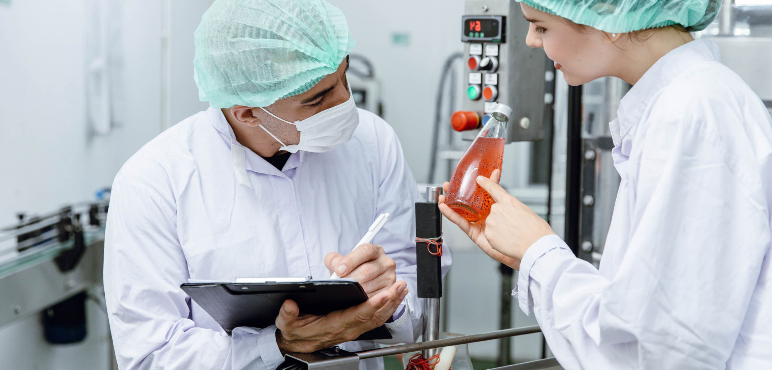 Photo de deux chercheurs en laboratoire