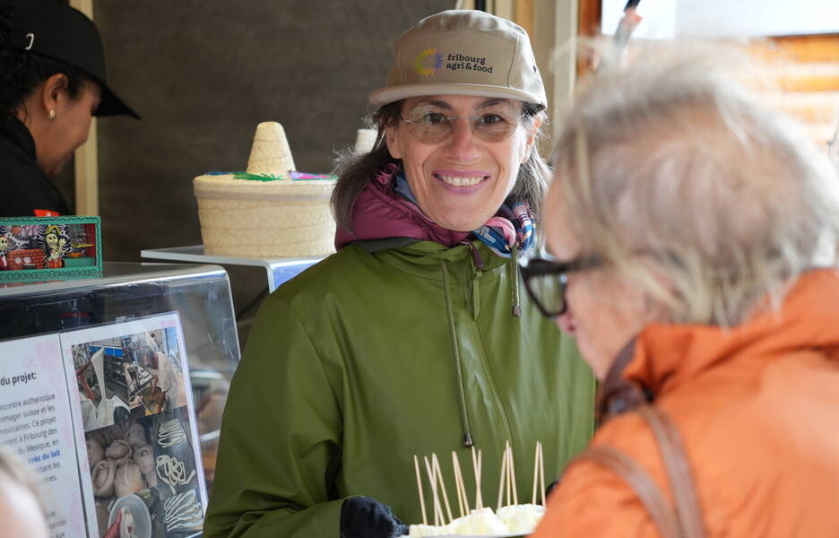 Florence Montellier faisant déguster le fromage Oaxaca aux visiteurs des Swiss Cheese Awards