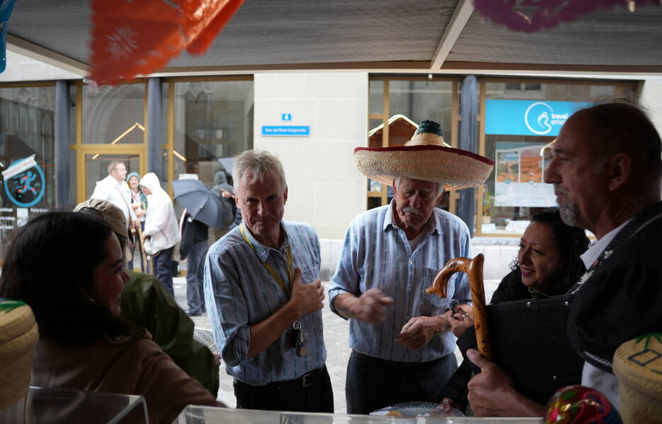 Les visiteurs dégustant le fromage Oaxaca aux Swiss Cheese Awards