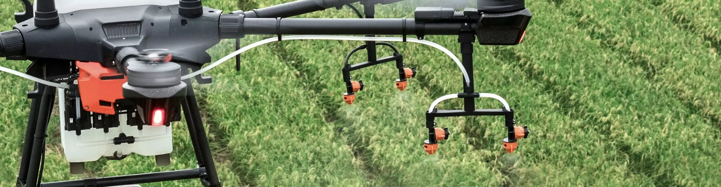 Image d'un drone survolant un champs agricole.