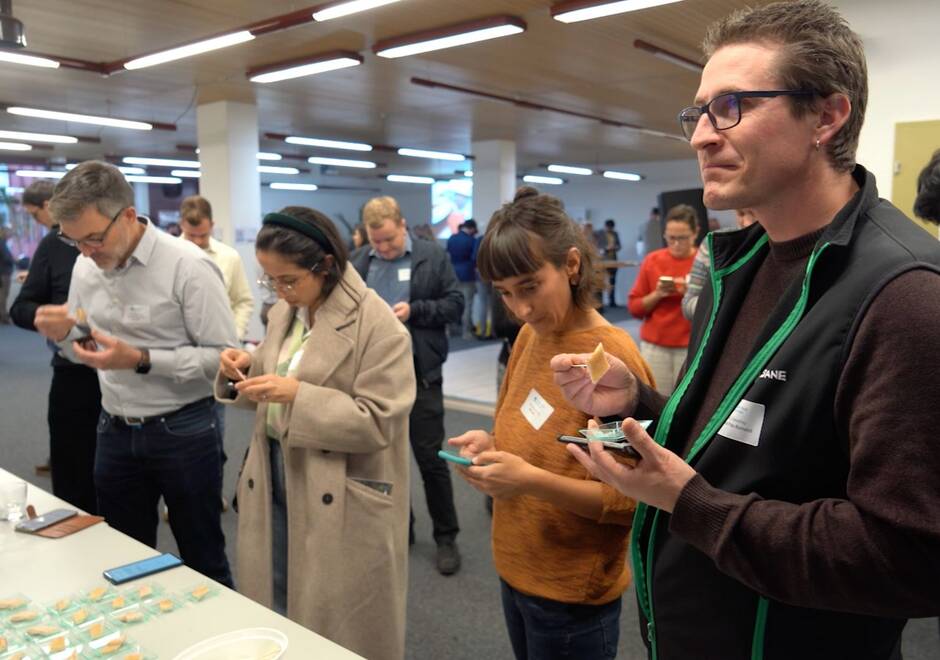 Un groupe de personne qui testent des produits alimentaires