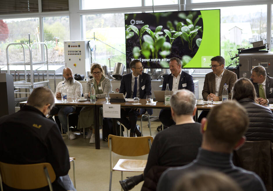 3 conseillers d'Etat et l'équipe stratégie de Fribourg Agri&Food lors de la conférence de presse