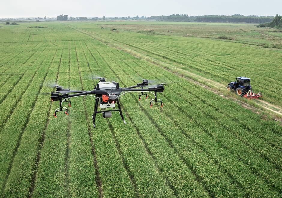 Image d'un drone survolant un champs agricole.