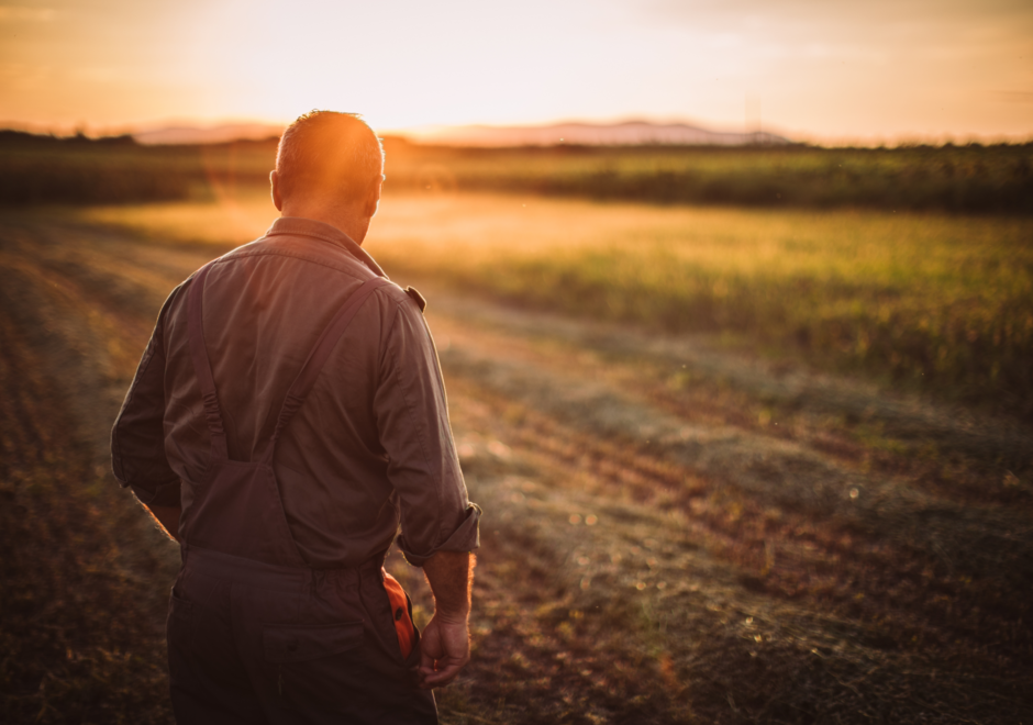 Photo d'un agriculteur dans un champ