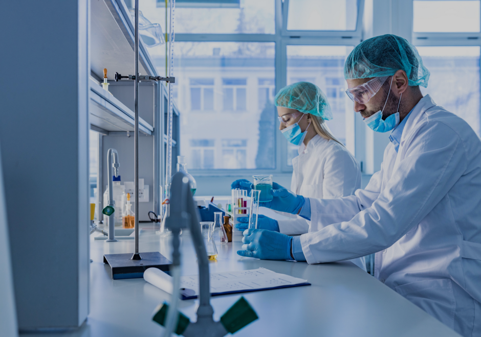 Deux personnes travaillant dans un laboratoire de chimie.