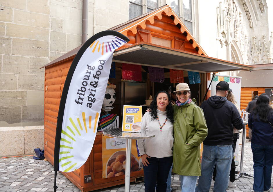 Florence Montellier et Pilar Palomares devant le stand Fribourg Agri&Food des Swiss Cheese Awards